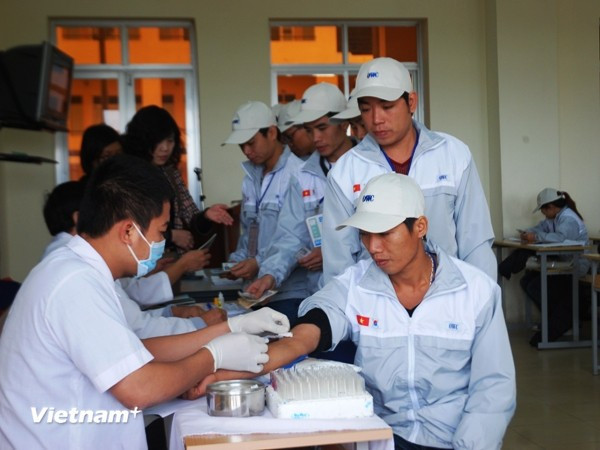 Los trabajadores vietnamitas se someten a exámen médico antes de viajar a Corea del Sur. (Foto: Vietnam+) hanquoc.jpg