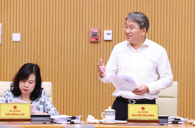 El ministro de Justicia, Nguyen Hai Ninh, informa sobre las dificultades en el proceso de elaboración de decretos acerca de la descentralización del poder y la delimitación de competencias. (Foto: VNA) vna-potal-thu-tuong-chu-tri-phien-hop-chinh-phu-ve-to-chuc-chinh-quyen-dia-phuong-02-cap-8062759.jpg