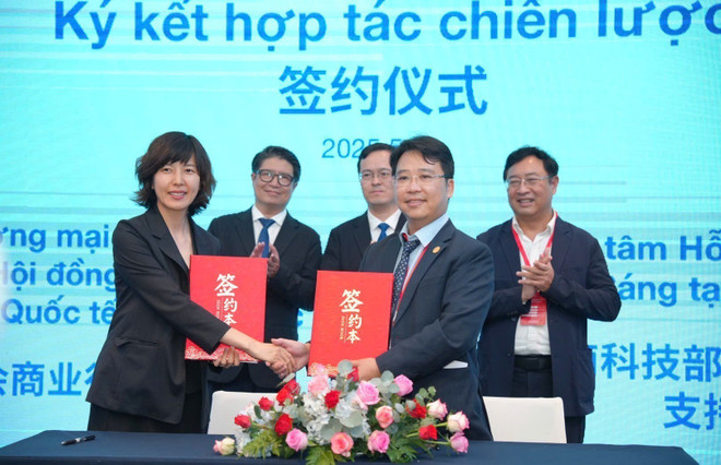 En una ceremonia de firma entre empresas vietnamitas y chinas (Foto: VNA) vna-potal-chuyen-giao-cong-nghe-ket-noi-thuong-mai-va-dau-tu-viet-nam-trung-quoc-8062703.jpg