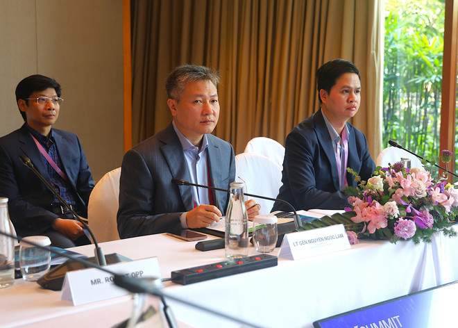 El viceministro de Seguridad Pública de Vietnam, Nguyen Ngoc Lam, participa en una mesa redonda ministerial sobre confianza digital (Foto: VNA) vna-potal-atxsummit-2025-viet-nam-tich-cuc-dong-gop-vao-tien-trinh-phat-trien-ai-8062496-1.jpg