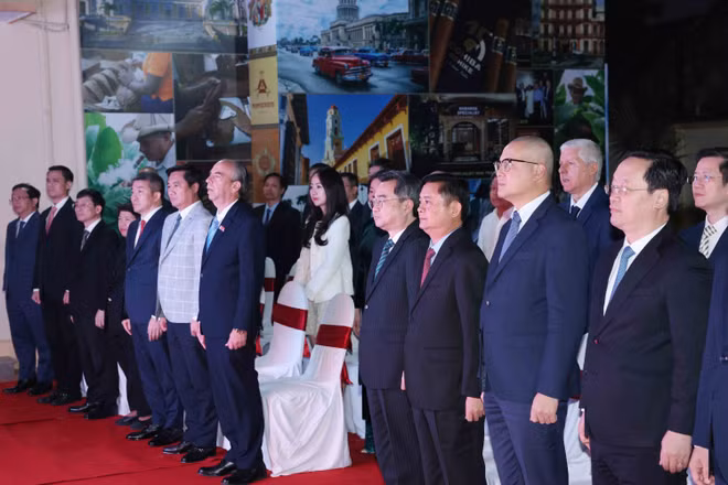 vna-potal-truong-ban-chinh-sach-chien-luoc-trung-uong-nhan-huan-chuong-huu-nghi-cuba-8497211.jpg