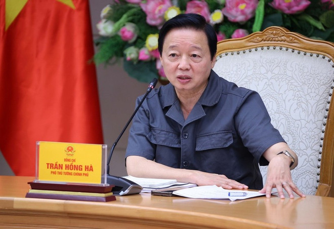El viceprimer ministro vietnamita Tran Hong Ha interviene en la reunión (Foto: VNA) ttxvnl-pho-thu-tuong-tran-hong-ha-hop-ve-phat-trien-nha-o-xa-hoi-8295598.jpg