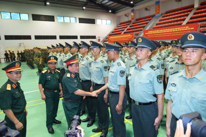 El coronel general Hoang Xuan Chien, viceministro de Defensa de Vietnam, saluda a los oficiales extranjeros (Foto: VNA) hoang-xuan-chien2.jpg