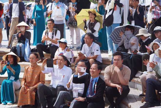 El público presente en el evento, incluido Tran Nhat Hoang, subjefe del Departamento de Cooperación Internacional del Ministerio de Cultura, Deportes y Turismo, y representante general adjunto de la Casa de Exposiciones de Vietnam en la muestra. (Foto: Vietnam+) 8e3233aaf2297a7723387.jpg