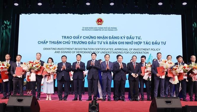 El presidente de Vietnam, Luong Cuong, y delegados participantes en la cita (Foto: VNA) vna-potal-chu-tich-nuoc-du-hoi-nghi-xuc-tien-dau-tu-hai-phong-diem-den-chien-luoc-cua-ky-nguyen-moi-8150635.jpg