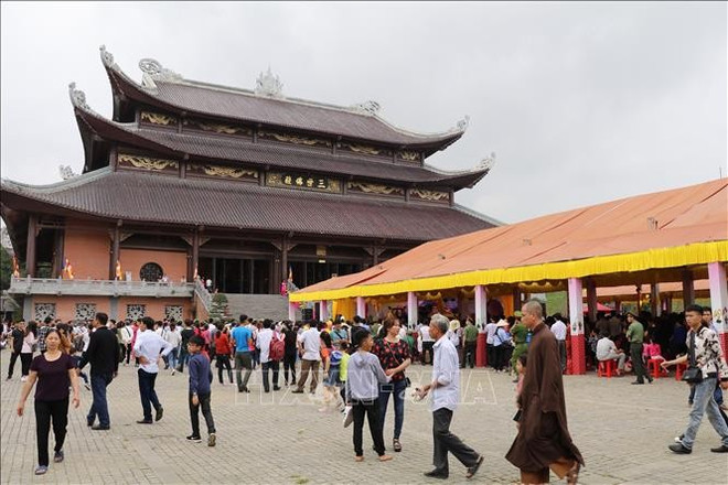Turistas visitan la pagoda Bai Dinh (Foto. VNA) chua-bai-dinh.jpg