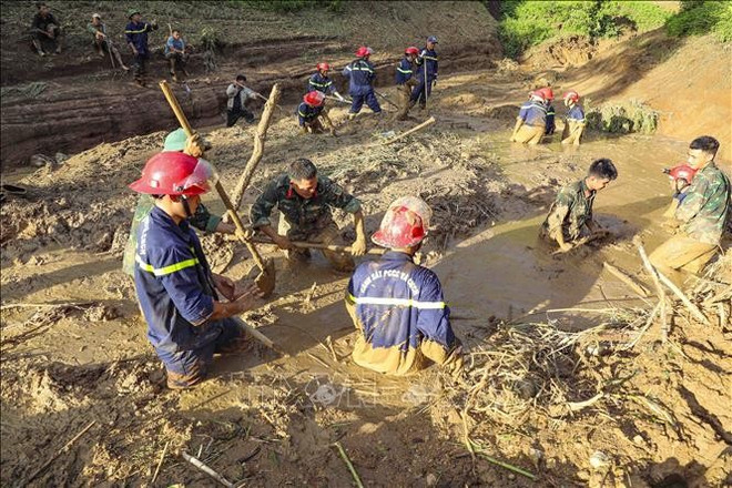 Las fuerzas funcionales buscan a las víctimas (Foto: VNA) tim-kiem-nan-nhan.jpg
