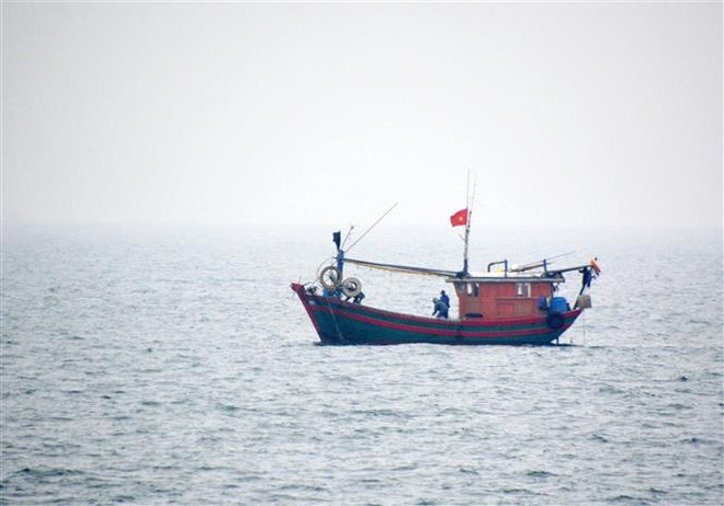 La Guardia Costera de Vietnam solicita a los barcos pesqueros que cumplan estrictamente con las normas IUU. (Foto: VNA) vna-potal-canh-sat-bien-viet-nam-trung-quoc-tuan-tra-chung-tren-vung-bien-phia-bac-vinh-bac-bo-nam-2025-7878437.jpg