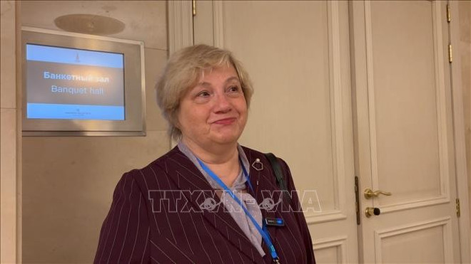 La periodista Elena Nikulina de la agencia de noticias Rossiya Segodnya (Foto: VNA) chuyen-tham.jpg