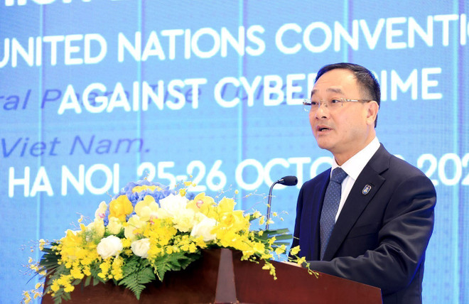 Pham The Tung, viceministro de Seguridad Pública de Vietnam, interviene en la cita (Foto: VNA) vna-potal-cong-uoc-ha-noi-hoi-thao-thuc-day-hop-tac-quoc-te-trong-phong-chong-toi-pham-mang-8364329.jpg
