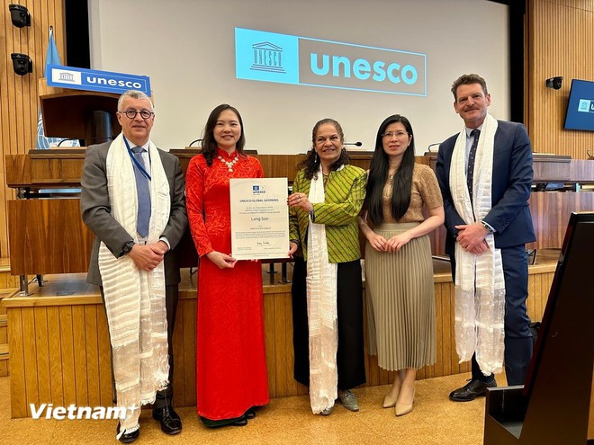 Acto de entrega del certificado (Foto: VNA) cong-vien-dia-chat-lang-son-3.jpg