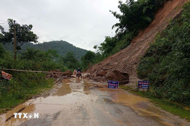 Lluvias fuertes provocan graves inundaciones (Foto: VNA) mua-lon-gay-sat-lo-3006.jpg