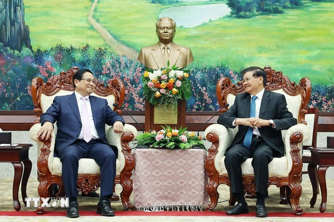 El primer ministro de Vietnam, Pham Minh Chinh (izquierda), dialoga con el secretario general del Partido Popular Revolucionario y presidente de Laos, Thongloun Sisoulith (Foto: VNA) pham-minh-chinh-tong-bi-thu-lao-2.jpg