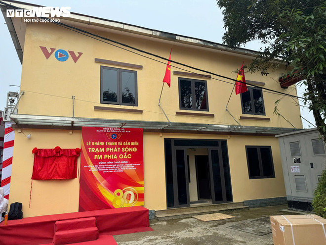La estación transmisora de FM se ubica en la comuna de Thanh Cong, provincia de Cao Bang (Foto: VNA) khanh-thanh-va-gan-bien-tram-phat-song-fm-phia-oac.jpg