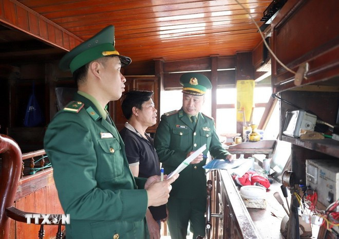 Las autoridades inspeccionan el sistema de monitoreo de un barco pesquero (Foto: VNA) iuu-nghe-an-1.jpg