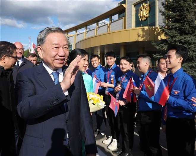 Representantes de la comunidad de vietnamitas en Rusia dan la bienvenida al secretario general To Lam y su esposa en el Aeropuerto Vnukovo 2 de Moscú. (Foto: VNA) vna-potal-tong-bi-thu-to-lam-bat-dau-tham-chinh-thuc-lb-nga-va-du-le-ky-niem-80-nam-chien-thang-phat-xit-8021055.jpg