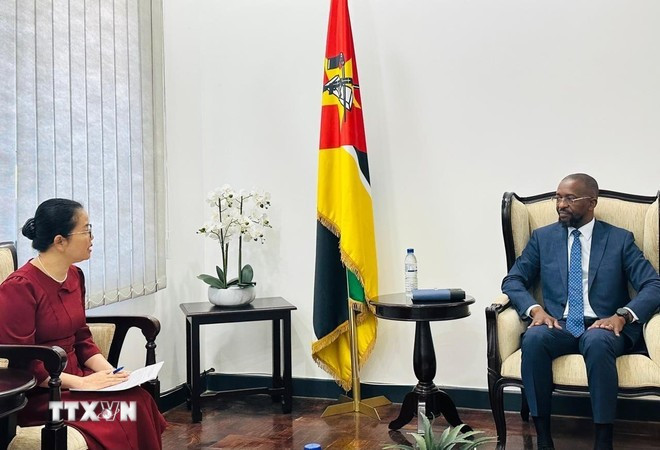 La embajadora Tran Thi Thu Thin se reúne con el ministro de Defensa Nacional de Mozambique, Cristóvão Artur Chume (Foto: VNA) viet-nam-mozambique-2.jpg