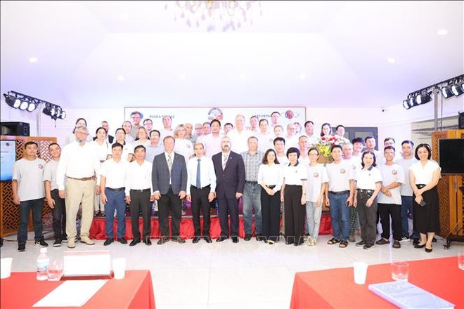 Científicos vietnamitas y rusos posan para una foto grupal. (Foto: VNA) viet-nga-2.jpg