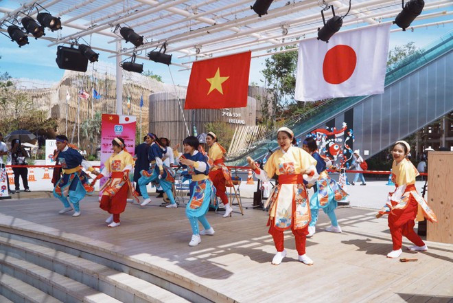 Trajes Yosakoi con algunos motivos inspirados en la cultura de la época de Lac Long Quan hace miles de años. (Foto: Vietnam+) 168741769422803931811.jpg