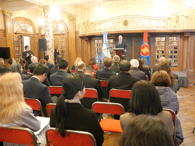 Los delegados asistentes al seminario de intercambio para fortalecer la cooperación entre el Parlamento de Argentina y la ASEAN (Foto: VNA) p1005144.jpg