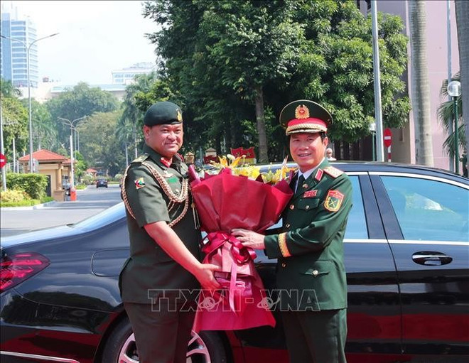 El general Nguyen Tan Cuong (derecha) da la bienvenida al mayor general Dato Paduka Seri Faji Muhammad Haszaimi Bin Bol Hassan. (Foto: VNA) brunei-170925.jpg