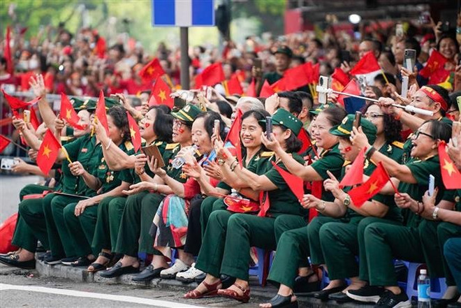 Veteranos de guerra comparten alegría en el evento (Foto: VNA) vna-potal-binh-minh-cua-ngay-doc-lap-lan-thu-80-8250801.jpg