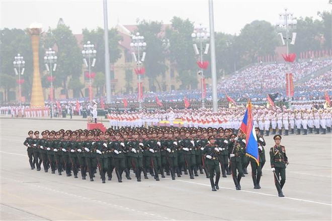 Soldados laosianos marchan en el desfile (Foto: VNA) vna-potal-dieu-binh-ky-niem-80-nam-quoc-khanh-2-9-cac-khoi-quan-doi-nuoc-ngoai-8250807.jpg