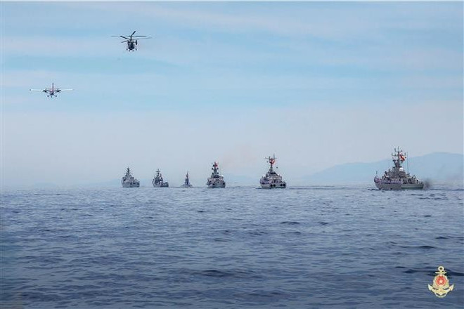 Una flota de hidroaviones DHC-6 y helicópteros antisubmarinos Ka-28 en el desfile. (Foto: VNA) vna-potal-san-sang-cho-man-dieu-binh-cac-luc-luong-vu-trang-tren-bien-8250044-1.jpg