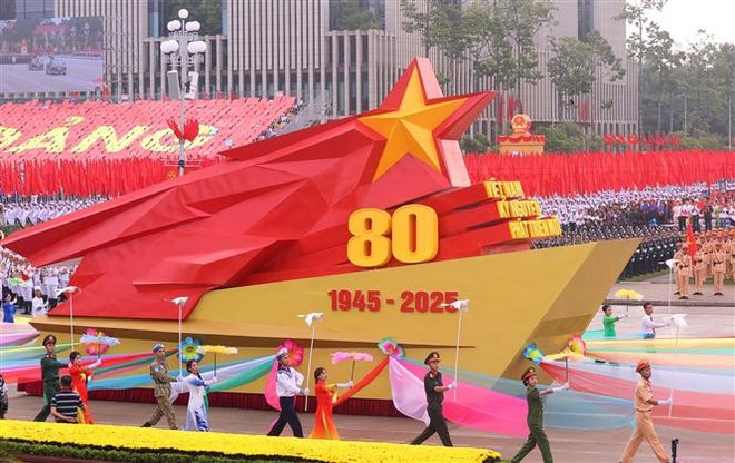 Un vehículo en miniatura que simboliza el 80.º aniversario de la Revolución de Agosto y el Día Nacional de Vietnam. (Foto: VNA) vna-potal-dieu-binh-dieu-hanh-ky-niem-80-nam-quoc-khanh-2-9-khoi-nghi-truong-8250208.jpg