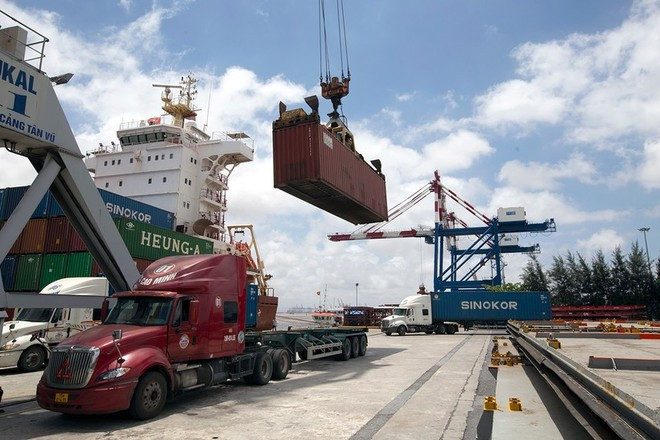 El sector de la industria de procesamiento sigue siendo el motor principal, representando más del 85% de las ventas al exterior con aproximadamente 260,7 mil millones de dólares. (Foto: Vietnam+) img-7136-885.jpg