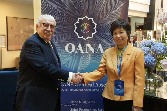 La directora general de la VNA, Vu Viet Trang, se reúne con Mikhail Gusman, primer director general adjunto de la agencia de noticias TASS, patrocinador de la XIX Asamblea General de OANA. (Foto: VNA) vna-potal-tong-giam-doc-tra-loi-phong-van-tai-dai-hoi-dong-oana-19-8098671.jpg