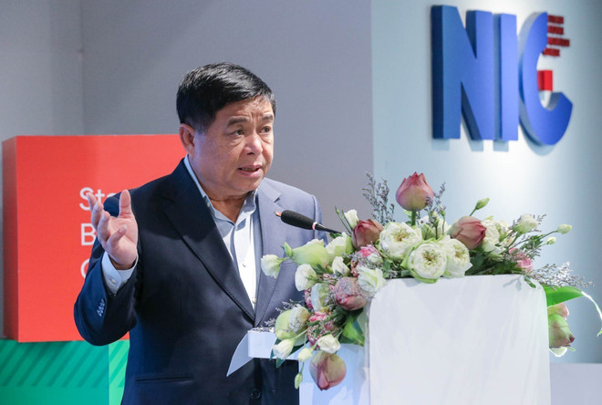 El viceprimer ministro de Vietnam, Nguyen Chi Dung, interviene en la cita (Foto: VNA) vna-potal-le-cong-bo-sang-kien-kien-tao-trong-tuong-lai-ai-viet-nam-8098458.jpg