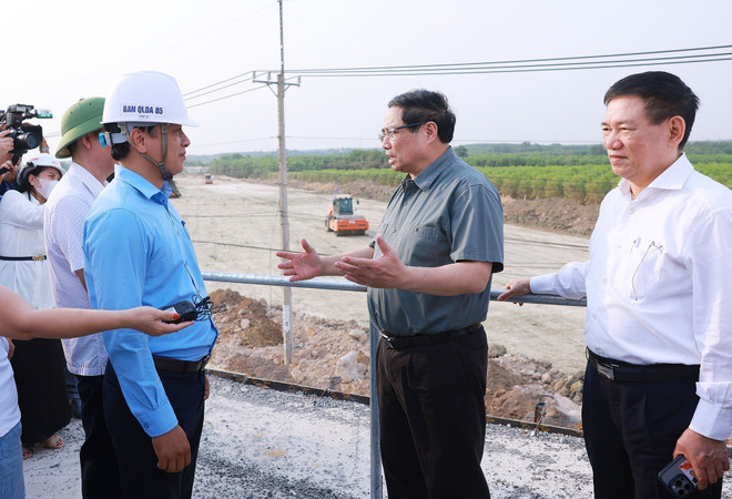 El primer ministro Pham Minh Chinh inspecciona el tramo de la autopista Bien Hoa-Vung Tau en la provincia de Ba Ria-Vung Tau. (Foto: VNA) vna-potal-thu-tuong-kiem-tra-tien-do-du-an-cao-toc-bien-hoa-vung-tau-ket-noi-voi-san-bay-long-thanh-7924144.jpg