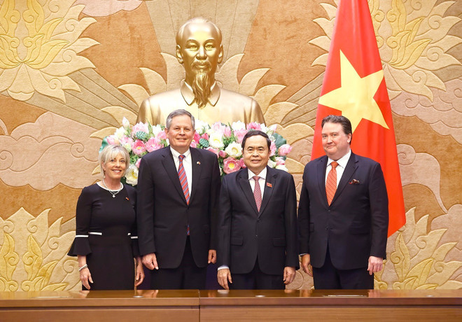 El presidente de la Asamblea Nacional de Vietnam, Tran Thanh Man, se reúne con el senador estadounidense Steven Daines y su esposa. (Foto: VNA) vna-potal-chu-tich-quoc-hoi-tran-thanh-man-tiep-thuong-nghi-si-hoa-ky-steve-daines-7922877.jpg