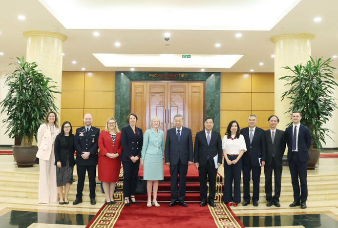 El secretario general del PCV, To Lam; la embajadora de Australia en Vietnam, Gillian Bird, y los delegados participantes en la reunión (Foto: VNA) vna-potal-tong-bi-thu-to-lam-tiep-dai-su-australia-tai-viet-nam-gillian-bird-8114854.jpg