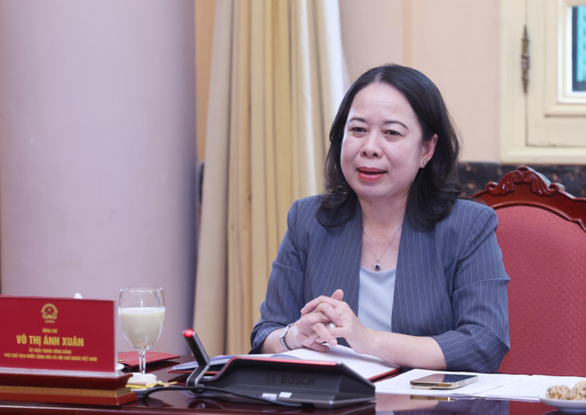 La vicepresidenta Vo Thi Anh Xuan habla en la reunión (Foto: VNA) vna-potal-chu-tich-nuoc-luong-cuong-lam-viec-voi-van-phong-chu-tich-nuoc-ve-nhiem-vu-trong-tam-thang-72025-8115597.jpg