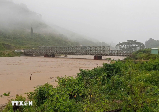 Los niveles de agua en los ríos y arroyos del oeste de la provincia de Quang Ngai están aumentando rápidamente, lo que supone un alto riesgo de inundaciones repentinas. (Foto: VNA) mua-lu.jpg