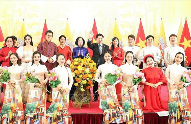 El presidente Luong Cuong y el rey Jigme Khesar Namgyel Wangchuck, junto con sus esposas y artístas vietnamitas (Foto: VNA) uuid292abe4a-2e4c-4fca-a0b8-886892afe826code001library1type1mode1loctruecaptrue.jpg