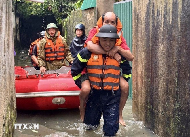 Las fuerzas funcionales apoyan a los pobladores afectados por las inundaciones (Foto: VNA) bao-so-5-thanh-hoa-2.jpg