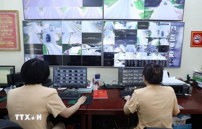 Monitoreo de infracciones de seguridad vial en el centro de operaciones de tráfico (Foto: VNA) camera-giam-sat-1707-3.jpg