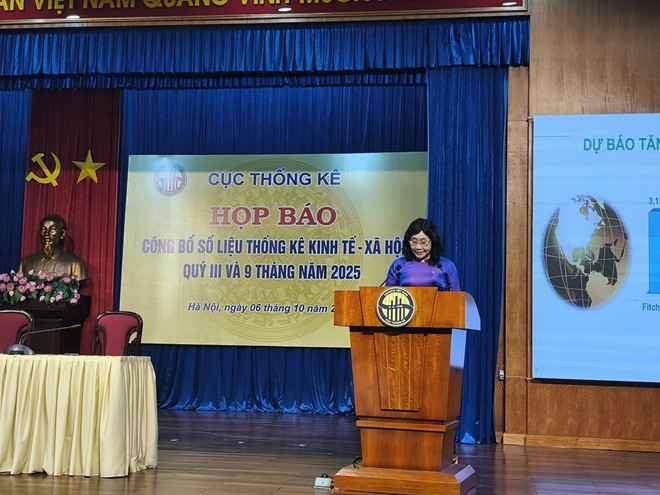 La directora de la Oficina de Estadísticas, Nguyen Thi Huong, anuncia los datos (Foto: VNA) ba-huong-1-20251006094533.jpg