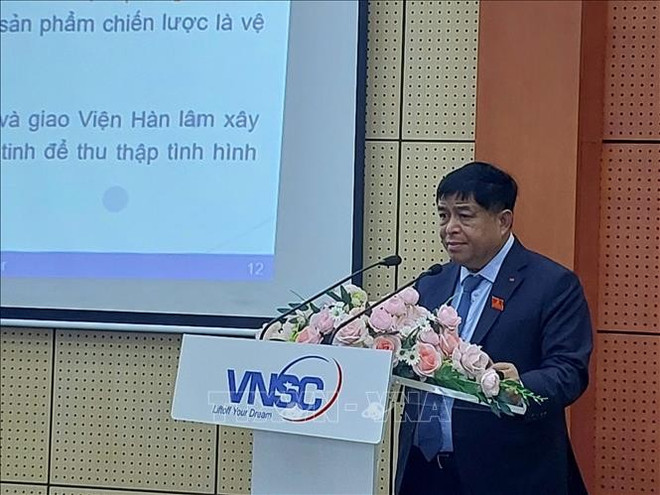 El viceprimer ministro vientamita Nguyen Chi Dung interviene en la inauguración (Foto: VNA) bao-tang-vu-tru-21082025-01.jpg