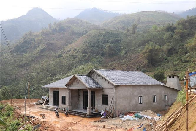 Una casa recién construida en la aldea de Nam Tra, comuna de Gia Phu, distrito de Bao Thang, provincia de Lao Cai (Foto: VNA) can-nha-moi-xay-do-nha-nuoc-ho-tro-trong-dien-xoa-nha-tam-tai-thon-nam-tra-xa-gia-phu-huyen-bao-thang-lao-cai-anh-hong-ninh-ttxvn.jpg