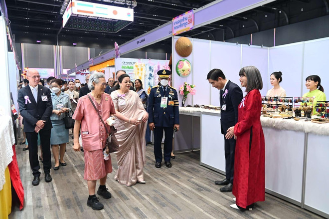 La princesa tailandesa Maha Chakri Sirindhorn visita el pabellón vietnamita. (Foto: VNA) vna-potal-viet-nam-dong-gop-tich-cuc-vao-thanh-cong-cua-hoi-cho-chu-thap-do-ngoai-giao-tai-thai-lan-7884778.jpg