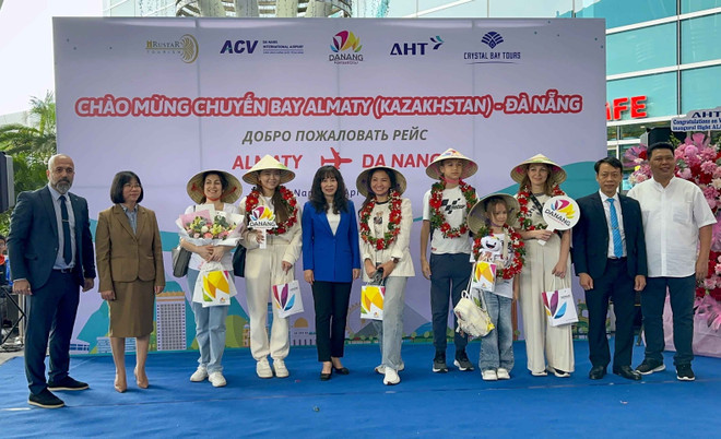 El 2 de abril de 2025, el vuelo VJ52 de Vietjet Air, procedente de Almatý (Kazajistán), aterrizó en el Aeropuerto Internacional de Da Nang, trayendo a casi 300 pasajeros a visitar la urbe centrovietnamitas (Foto: VNA) vna-potal-da-nang-don-duong-bay-truc-tiep-den-tu-kazakhstan-7949409.jpg