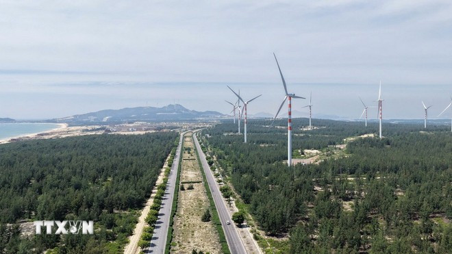 La provincia de Gia Lai desarrolla proyectos de energía verde con torres de energía eólica costeras. (Foto: VNA) gia-lai-nang-luong-xanh.jpg