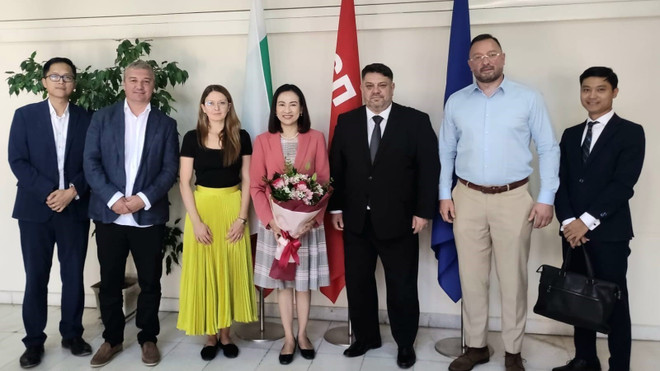 De izquierda a derecha: la embajadora de Vietnam en Bulgaria, Nguyen Thi Minh Nguyet (4.º puesto), el presidente del BSP y viceprimer ministro de Bulgaria, Atanas Zafirov (5.º puesto), y otros delegados en la reunión (Foto: VNA) vna-potal-dai-su-nguyen-thi-minh-nguyet-lam-viec-voi-pho-thu-tuong-bulgaria-8218527.jpg