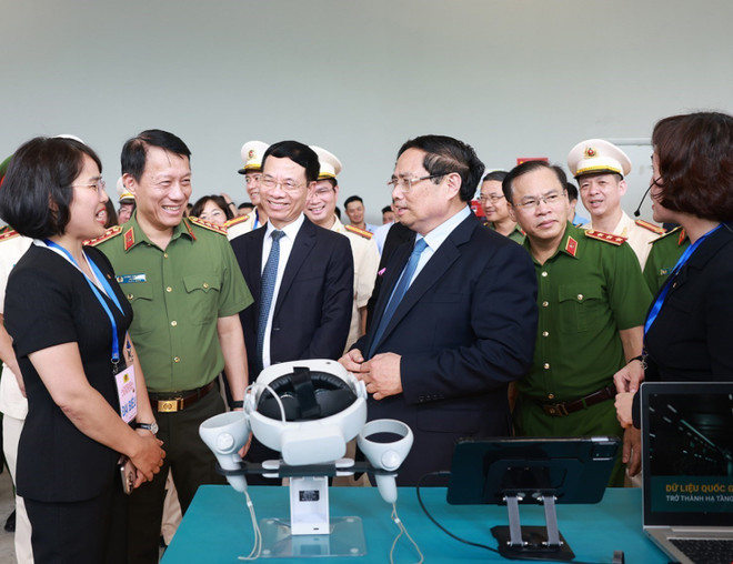 El primer ministro de Vietnam, Pham Minh Chinh, visita una exposición de productos tecnológicos (Foto: VNA) vna-potal-thu-tuong-pham-minh-chinh-du-le-khai-truong-trung-tam-du-lieu-quoc-gia-8218618.jpg