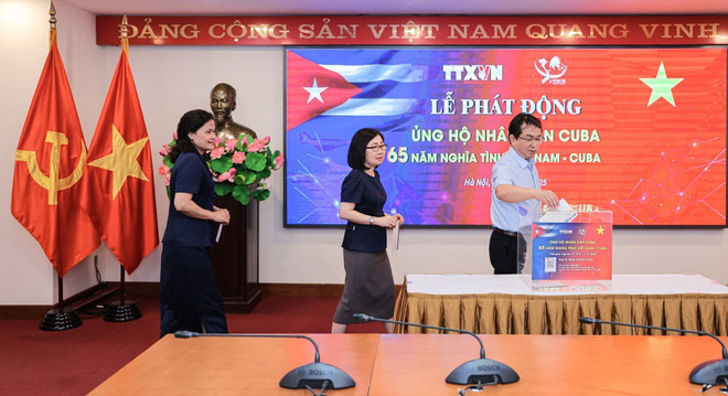 Líderes, funcionarios, personal y empleados de la VNA se unen a la campaña de apoyo al pueblo cubano. (Foto: VNA) vna-potal-thong-tan-xa-viet-nam-to-chuc-le-phat-dong-ung-ho-nhan-dan-cuba-trong-toan-nganh-8218613-1.jpg