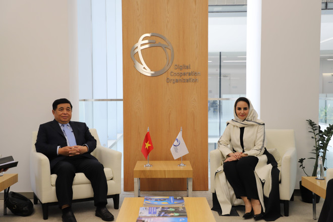 El viceprimer ministro de Vietnam, Nguyen Chi Dung, se reúne con Deemah AIYahya, de la Organización de Cooperación Digital (Foto: VNA) vna-potal-pho-thu-tuong-nguyen-chi-dung-tham-du-hoi-nghi-fii9-va-tiep-cac-doi-tac-saudi-arabia-8370329.jpg